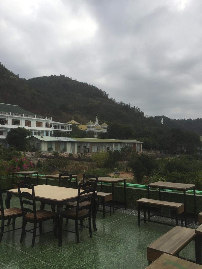 Отель Khach San Thuy Young Вунгтау Экстерьер фото